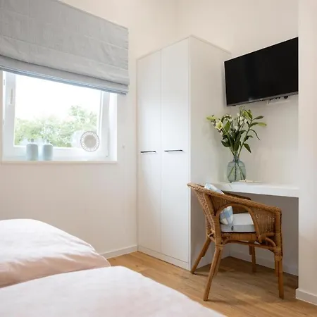 Am Fuer Bis Zu 6 Personen Mit Kaminofen, Badewanne Und Sauna - Haustiere Herzlich Willkommen, Direkt Am Wasser Gelegen *