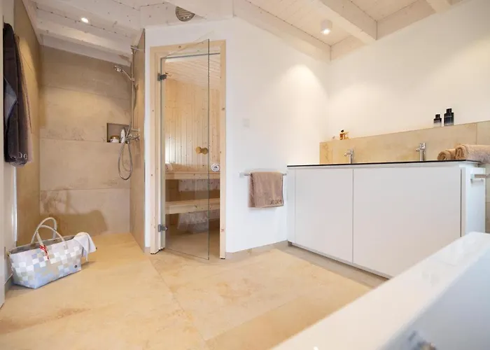 Am Fuer Bis Zu 6 Personen Mit Kaminofen, Badewanne Und Sauna - Haustiere Herzlich Willkommen, Direkt Am Wasser Gelegen *